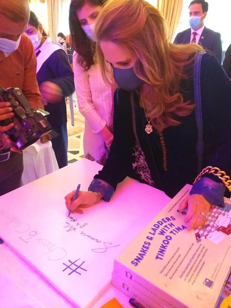 Honorable Mrs. Samina Arif Alvi visited Rozan stall in connection to International Women's Day celebrations. She appreciated Rozan's work and signed a pledge for promotion and protection of women's rights in Pakistan.