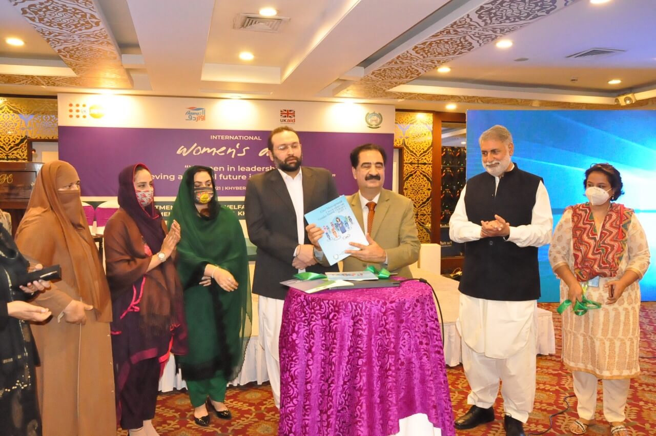 A collaborative initiative of the Social Welfare Department (KP), UNFPA and Rozan. Launching of Case Management Curriculum on GBV and SOPs for Bolo Helpline. Honorable Minister for SWD – KP, Dr. Hisham Inamullah Khan, Secretary SWD- KP, Mr. Manzoor Ahmad and Chairperson Women Parliamentary Caucus, Dr. Sumera Shams graced the ceremony.